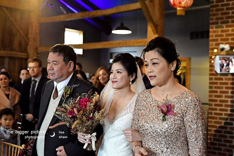Yu-ju with her parents before the ceremony